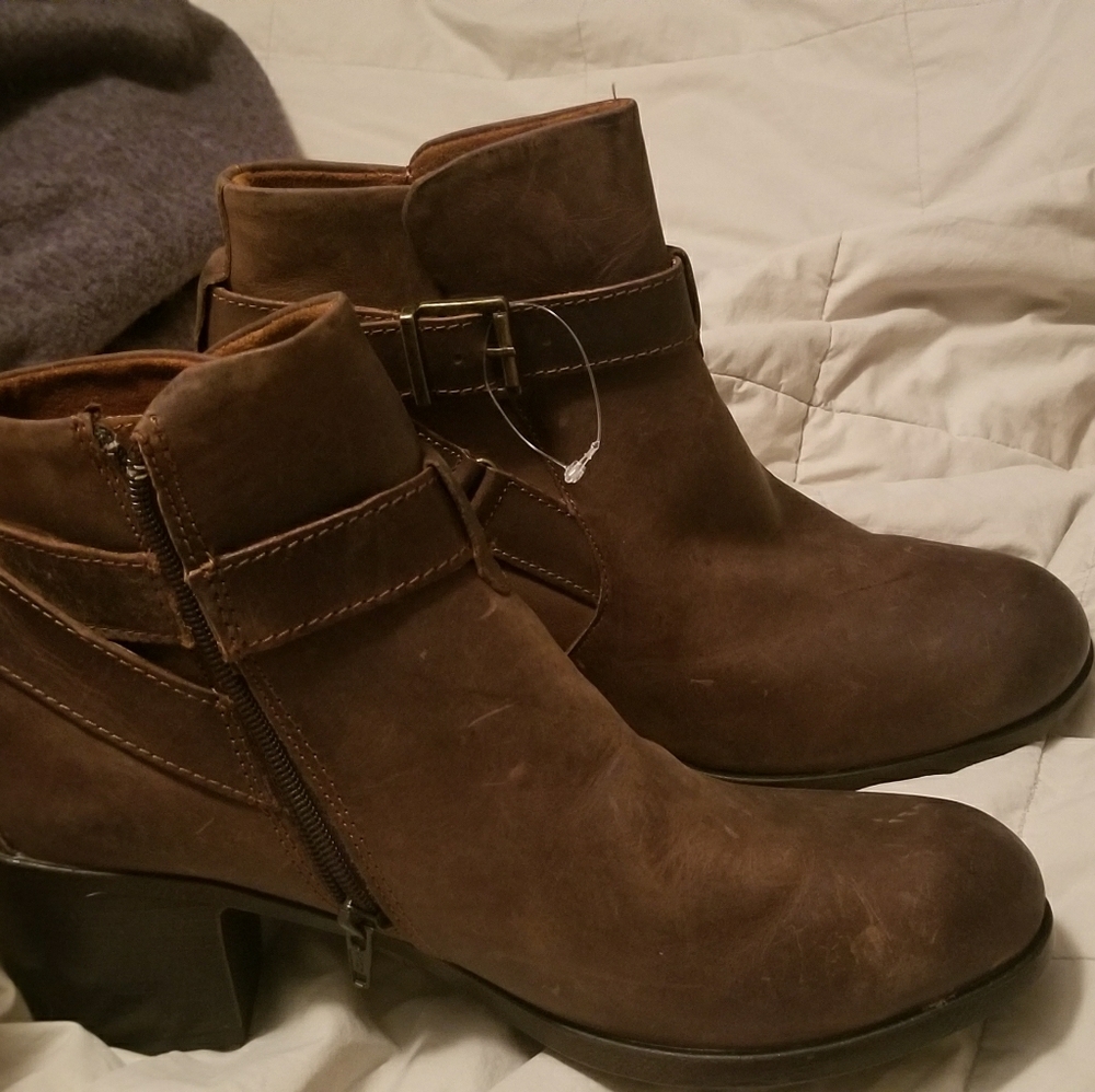 B.O.C Womans Shea leather block heel booties